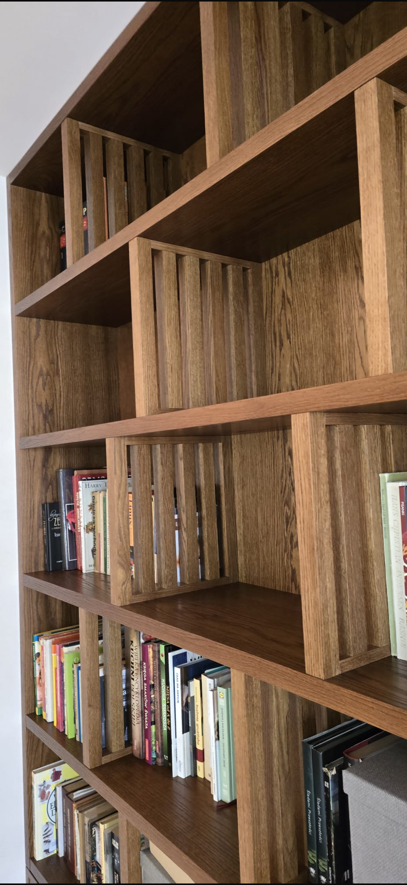 Biblioteka z lamelami na całą ścianę