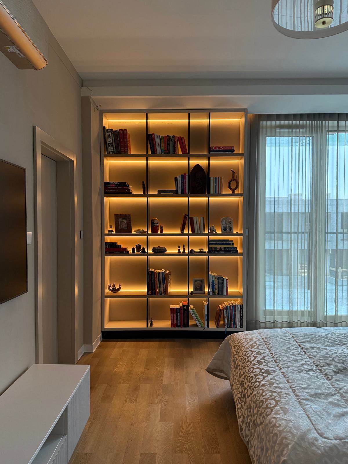 Regał z ciepłym podświetleniem LED